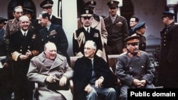 جوزف استالين رهبر وقت شوروی ، روزولت رييس جمهور وقت آمريکا و چرچيل نخست وزير وقت بریتانیا در زمان جنگ دوم جهانی در نشست یالتا 