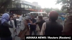 Sebesültek érkeznek a kabuli kórházába a merényletek után 2021. augusztus 26 -án.