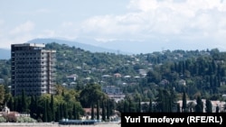 Шесть лет назад на въезде в село Лечкоп Сухумского района росли чайные кусты и кукуруза, а сейчас вместо плантаций настоящее кладбище