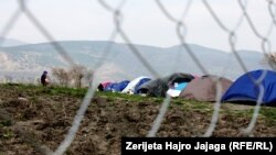 Migrantët në pritje të hapjes së kufirit 
