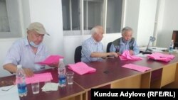 Улуттук илимдер академиясындагы шайлоо учурунда тартылган сүрөт.