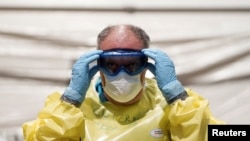 Un medic militar din Spania așteaptă sosirea pacienților infectați cu coronavirus