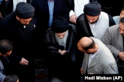 محمدسعید حکیم در حلقه هوادارانش در مراسم تشییع عبدالعزیز حکیم در شهریور ۸۸