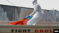 Prizor iz Liberije, komunalni radnik odstranjuje tijelo zaraženo ebolom, 13. oktobar 2014.