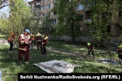 Біля зруйнованого будинку в Святошинському районі вдень, Київ, 24 квітня 2025 року