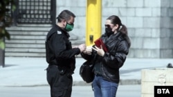 Поліцейський і жінка-пішохід у Софії, Болгарія, 29 березня 2020 року