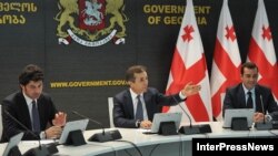 Бідзіна Іванішвілі (центр) попередив, що буде у владі лише півтора року