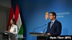 Gulyás Gergely Miniszterelnökséget vezető miniszter és Szentkirályi Alexandra kormányszóvivő a Kormányinfón 2021. július 7-én