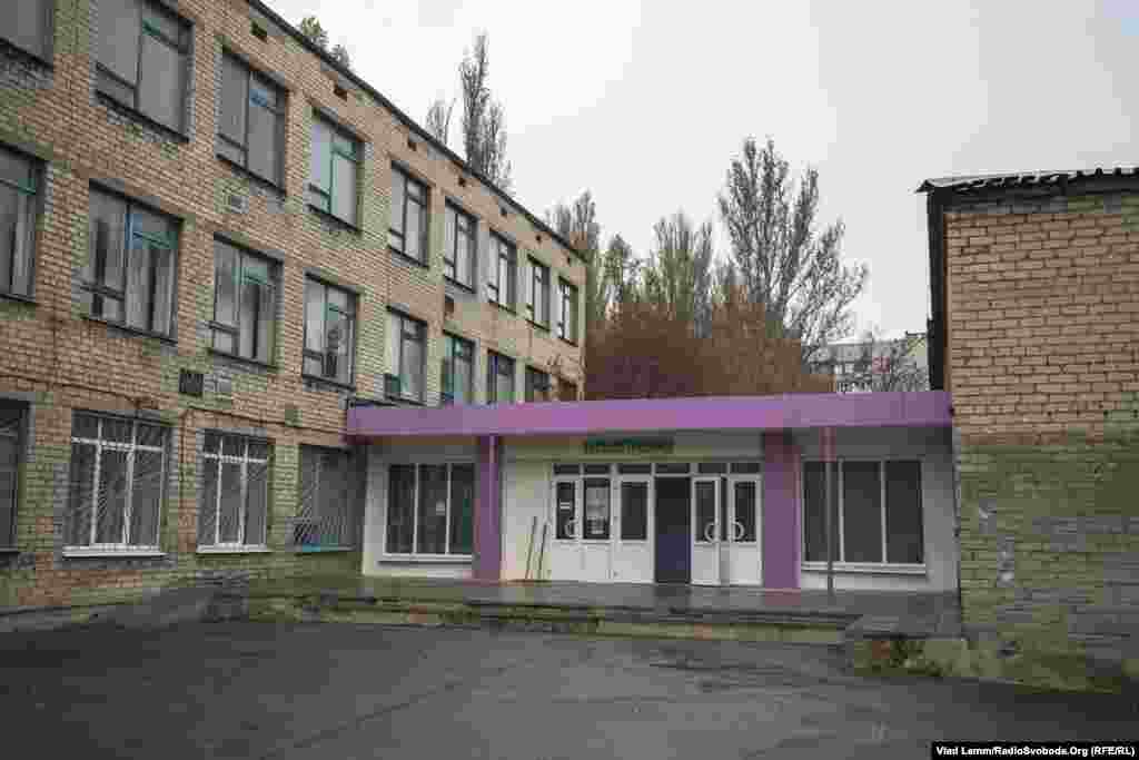 Авдіївська школа №2, яка на&nbsp;даний&nbsp;момент не фунціонує, в&nbsp;будівлі ведуться ремонтні роботи після завданих ушкоджень. Учнів та вчителів 2-ї школи було тимчасово переведено до навчального закладу №7, що знаходиться неподалік