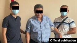 Талас райондук мамлекеттик администрациясынын башчысынын орун басары пара алып жаткан жеринен кармалды. УКМКга таандык сүрөт. 