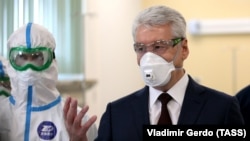 Мер Москви Сергій Собянін під час відвідування лікарні для інфікованих коронавірусом, квітень 2020 року