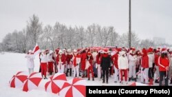 "Флешмоб" ыкмасы менен чогулган 300дөй киши Минск шаарында "Иерусалим бийин" бийлешти. Алар тыюу салынган желекти да кармап алышкан. 2021-жылдын 9-январы.
