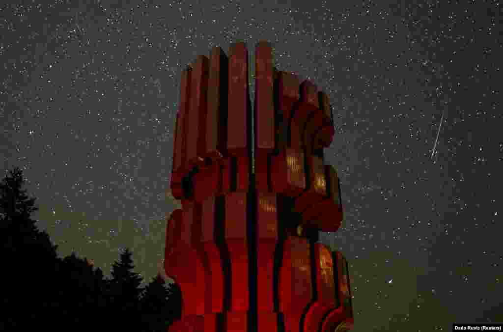 Tot în august 2019, un meteor este văzut cum străbate cerul pe deasupra Monumentului Revoluției din Kozara, regiunea Prijedor, Bosnia și Herțegovina.