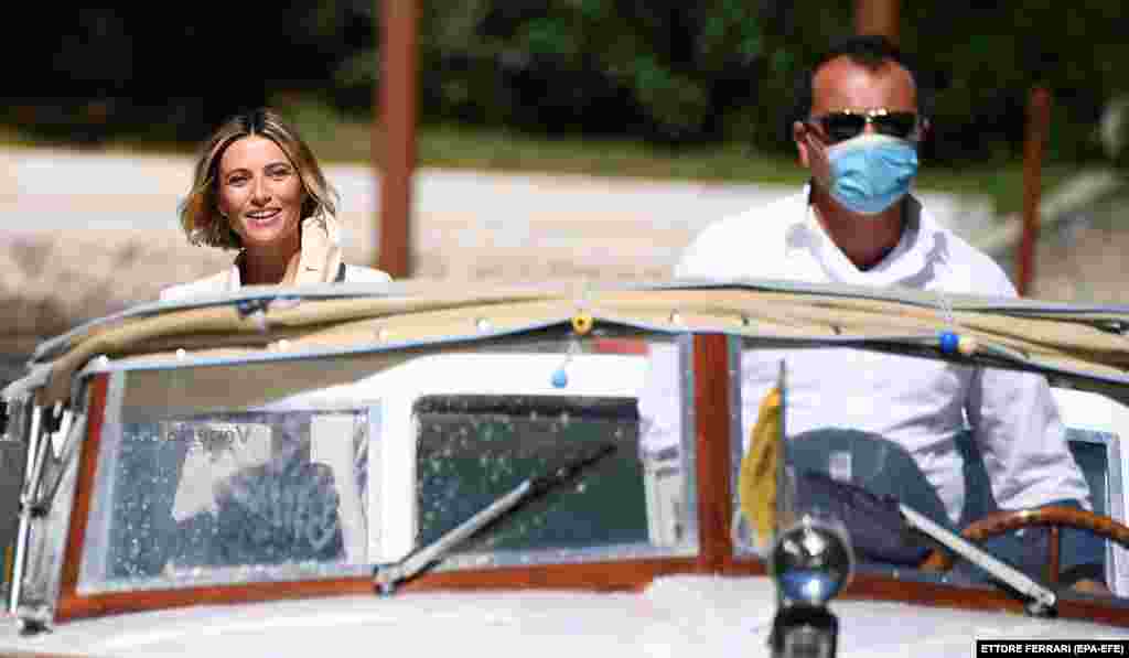 Aktorja italiane, Anne Foglietta arrin në plazhin Lido. Foglietta ka qenë nikoqire e ceremonisë hapëse më 2 shtator dhe pritet që ta udhëheqë edhe ceremoninë mbyllëse më 12 shtator.