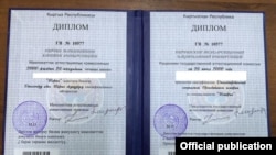 Жогорку Кеңештин депутаты «З.Т.З.» жасалма делген диплому. 