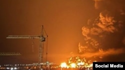 На фото і відео, опублікованих у соцмережах, видно велику пожежу на НПЗ у Феодосії