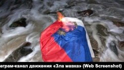 Кадр із відео спалення російського прапора на пляжі в Севастополі, 2 вересня 2025 року