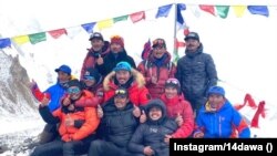 Групова снимка на непалците, които се отправят към К2 за първото зимно изкачване. Десетима от хората на тази снимка успяват. 