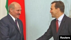 Лукашэнка і Сікорскі падчас сустрэчы ў Менску 2 лістапада 2010 году