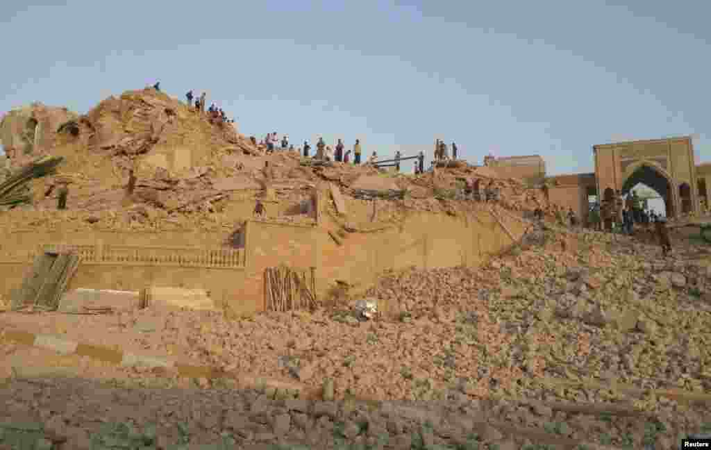 Xhamia e profetit Jonah pas shkatërrimit nga Shtetit Islamik në korrik, 2014.