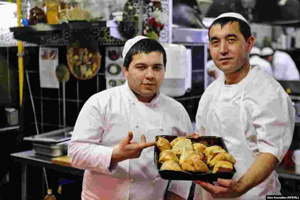 Повара Ахмаджон и Саид из Ташкента. Блюда в их исполнении пользуются большим спросом у москвичей. 