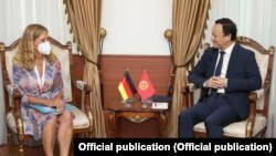 Тышкы иштер министри Руслан Казакбаев менен Германиянын Кыргызстандагы жаңы дайындалган атайын жана толук ыйгарымдуу элчиси Габриэла Геллил. 