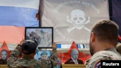 Ljudi u Moskvi odaju počast Wagnerovim plaćenicima ubijenim u Maliju, 4. avgusta 2024.