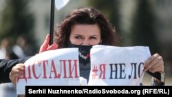 У Києві на майдані Незалежності декілька десятків людей, представників малого бізнесу вийшли на акцію протесту з вимогою дозволити роботу на період карантину