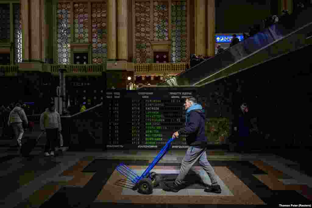عبور مردی با چرخ دستی در سالن ایستگاه مرکزی قطار کی‌یف، پایتخت اوکراین.