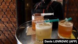 A koronavírus elleni vakcinákról elnevezett koktélokat kínál egy bár a horvát fővárosban (Zágráb, 2021. május 26.)