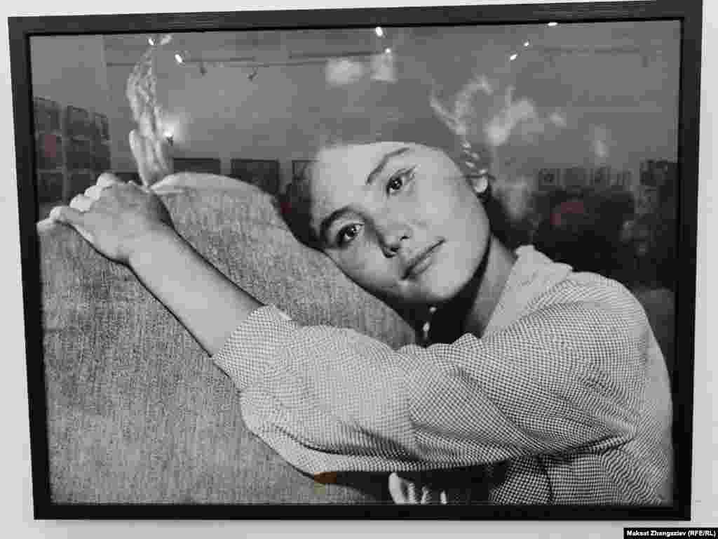 Юсупжанова менен кезинде УТРКда бирге иштеп калган журналист Байма Сутенова Юсупжанова өз кезегинде артынан өсүп келе жаткан жаштарга да үлгү болгон дейт: &ldquo;Ал кезде телевидение, кино биз үчүн чоң жаңылык болчу. Айрыкча кино тармагында иштеген айымдар бизге бөтөнчө кызык эле. Биз аларды жакындан көрүп, жакындан тааныгыбыз келчү. Себеби ичибизде &ldquo;ушул атактуу эжелер жасаган ишти биз да жасап кетебиз го&rdquo; деген үмүтүбүз бар эле. Анан бир жерде иштеген эки режиссер айымга такыр көзүбүз тойчу эмес. Бирөө - Клара Юсупжанова болсо, бирөө Лилия Турусбекова эле. Булар экөө тең орусча, кыргызча тарсылдап сүйлөп, бат-бат басып, бат-бат съемкага барып келе калып жигердүү иштешчү. Ушунун баары бизге табышмактуу сезилип, ошолордой болгубуз келчү. Биз ал кезде телевидениеге жаңы эле келгендиктен Клара эже биз менен учурашып койгонуна эле жер-сууга батпай сыймыктанып калчубуз. Менин эсимде Клара эже ушундай заманбап айым бойдон калды&quot;.&nbsp;