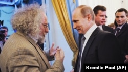 Головний редактор «Ехо Москви» Олексій Венедиктов (ліворуч) і тодішній прем'єр-міністр Росії Володимир Путін після церемонії вручення премій уряду в галузі друкованих ЗМІ. Москва 13 січня 2012 року