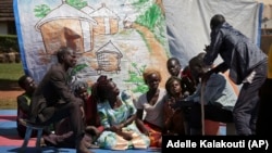 După încheierea conflictului din Uganda, terapia prin muzică a fost folosită ca o metodă de recuperare pentru copiii recrutați drept soldați. Potrivit UNICEF, grupul rebel care a declanșat conflictul din Nordul Ugandei a răpit cel puțin 25.000 de copii.