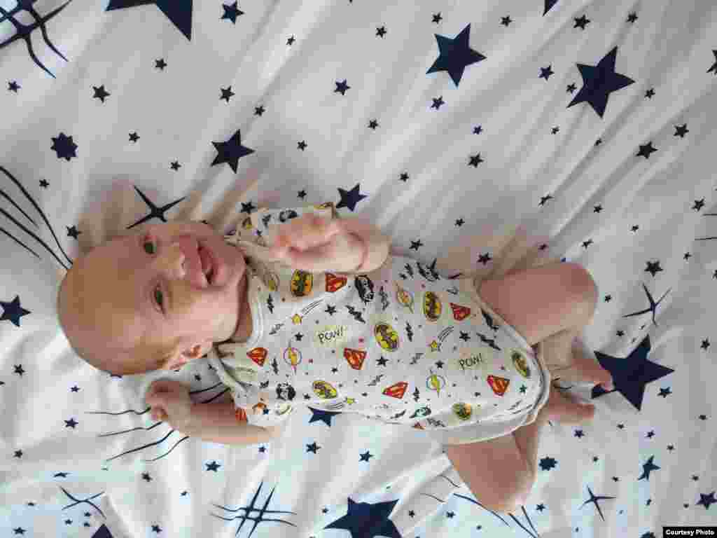 Albert-Ioachim Dobinciuc is&nbsp;Iașiban született 2020 tavaszán, amikor a koronavírus-járvány még épp csak elkezdődött, és keveset tudtunk róla. Na, de leállhat-e az élet egy járvány miatt? Albert mosolyog.