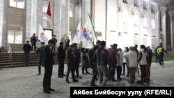 Представители партии «Социал-демократы» у здания ЦИК. 11 апреля 2021 г.