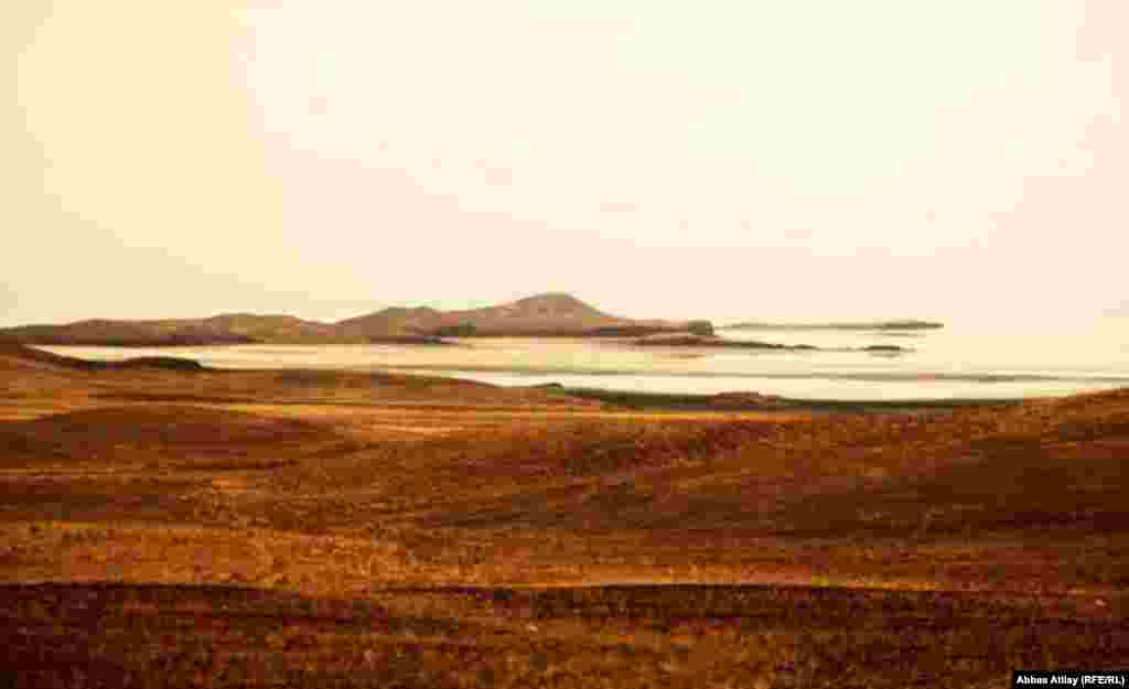 Locuitorii și activiștii de mediu fac presiuni pentru a ajuta la restabilirea nivelului apei. Nu se pot face prea multe în privința secetei, dar se poate reduce cantitatea de apă de râu deviată pentru irigații, ceea ce ar permite ca o cantitate mai mare să ajungă în lac.