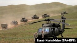 АКШнын аскердик техникалары атайын машыгууда. Иллюстрациялык сүрөт.