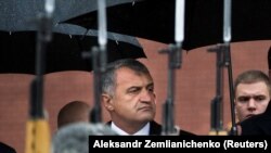 Возможно, Бибилов своим заявлением посылает сигнал не существующим, а новым политическим силам, которые тщетно пытаются пробиться на политическую арену