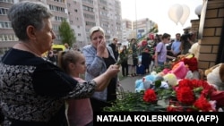 Біля школи, де загинули люди, виник імпровізований меморіал