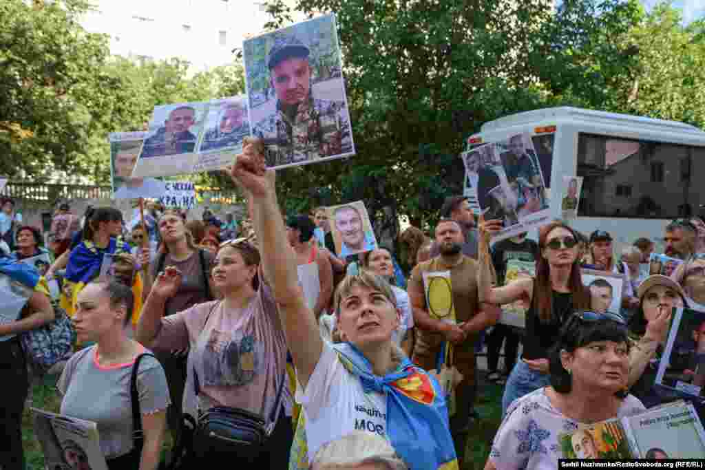 Вони чекають...Рідні полонених чи зниклих безвісти під час чергового вже 67-го обміну, 14 серпня 2025 року