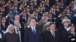 De la stânga la dreapta: Președintele EAU Mohammed bin Zayed Al Nahyan, președintele sârb Aleksandar Vučić, ministrul sârb al Apărării Bratislav Gasic, șeful statului major, Milan Mojsilovic, ascultă imnul național sârb în timpul paradei militare la Belgrad. 20 septembrie 2025.