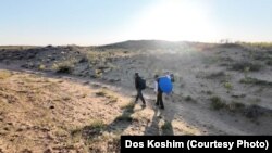 Участники пешего похода в песках Таукум