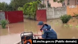 Співробітники МНС РФ ліквідовують наслідки затоплення в Джанкойському районі внаслідок шторму у вересні 2025 року
