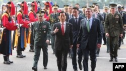 کارتر و هان (جلو نفر اول و دوم از راست) می‌گویند کره شمالی باید فورا فعالیت‌های نظامی اتمی خود را متوقف کند