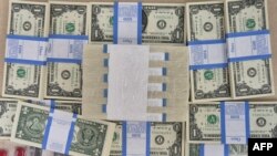 تصویر ارائه‌شده از سوی «مبارزان راه کره شمالی آزاد» از محتویات بالن‌های ارسال‌شده به کره شمالی، شامل فلش‌های یواس‌بی حاوی موسیقی پاپ و سریال‌های تلویزیونی کره جنوبی، و همچنین هزاران اسکناس یک دلاری