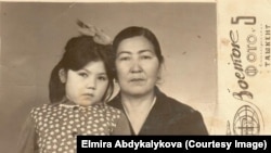 Адалат Орозбекова небереси Элмира менен. (Элмира Абдыкалыкованын үй-бүлөлүк архивинен)