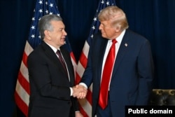 Өзбекстан президенті Шавкат Мирзияев (сол жақта) пен АҚШ президенті Дональд Трамп Нью-Йоркте БҰҰ Бас Ассамблеясының сессиясы аясында кездесті