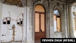 Из стены у входной двери вырвали электропроводку и электрощитки