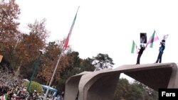 دانشگاه هاى ايران چند هفته ديگر بازگشايى مى شوند و هنوز از واكنش دانشگاه ها و دانشگاهيان در برابر اين اقدامات حكومت در فصل تابستان و تعطيلى دانشگاه ها اطلاعى در دست نيست. 