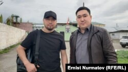 Азамат Ишенбеков адвокаты Жаныш Бараков менен. Петровка, Чүй. 9-апрель, 2025-жыл.